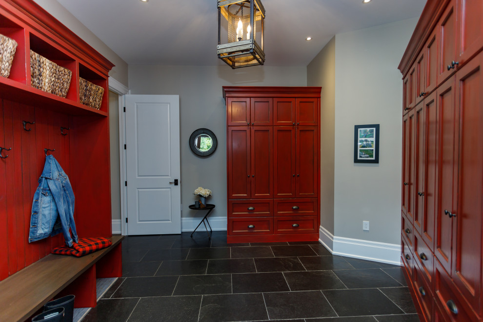 Transitional entryway photo in Toronto