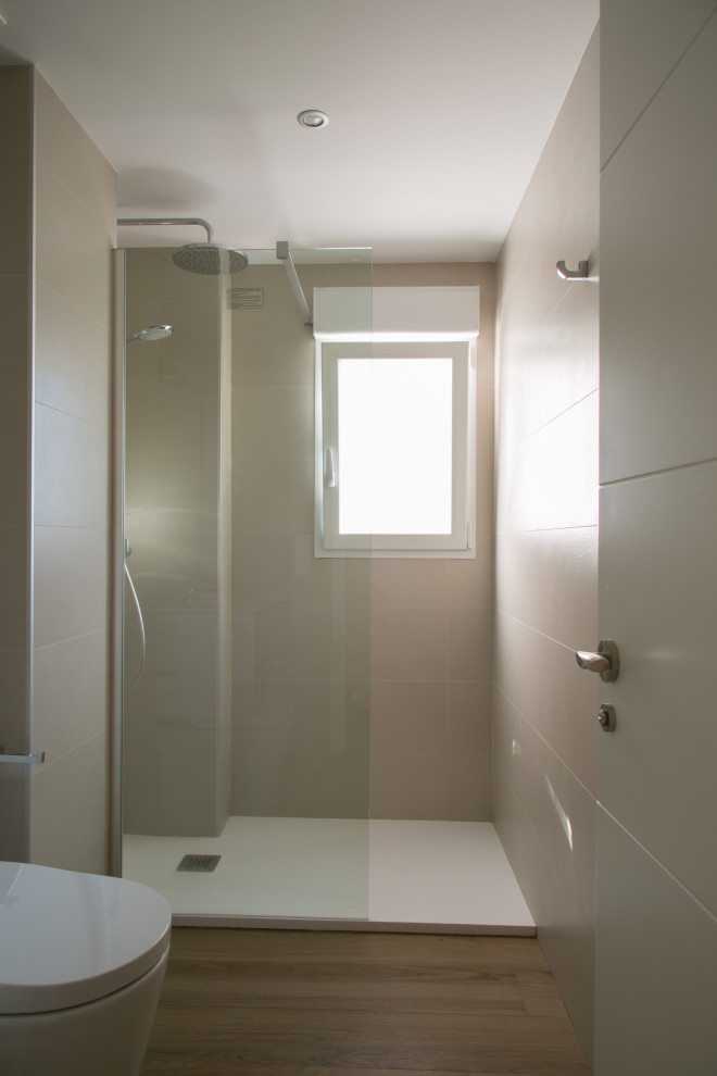 Idéer för ett litet modernt en-suite badrum, med möbel-liknande, vita skåp, en kantlös dusch, beige kakel, keramikplattor, beige väggar, klinkergolv i porslin och brunt golv