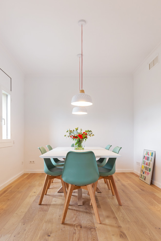 Diseño de comedor escandinavo de tamaño medio