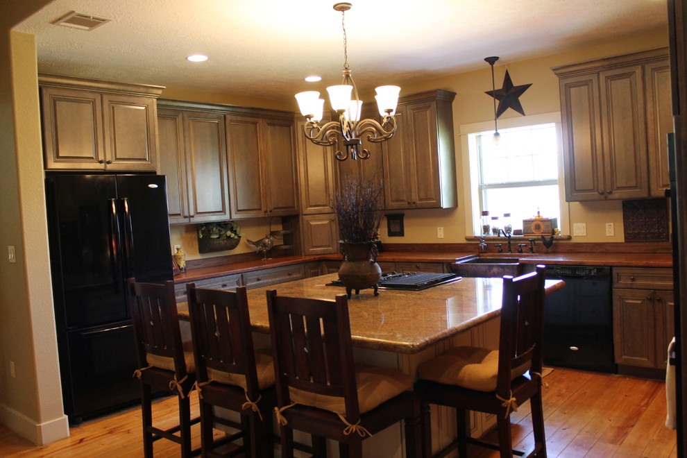 This is an example of a traditional kitchen in Houston.