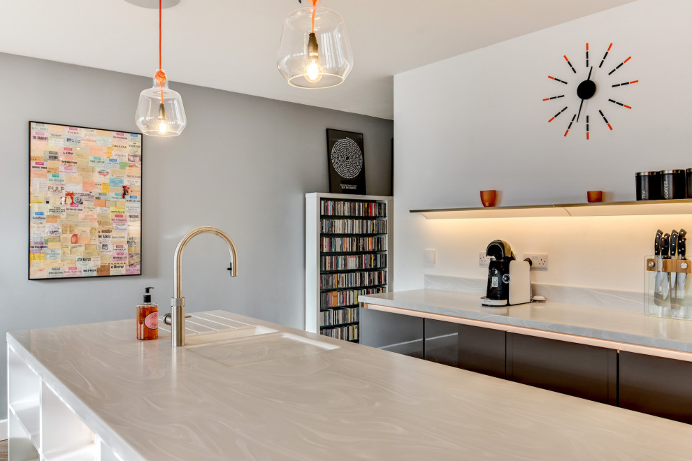 Idee per una cucina moderna di medie dimensioni con lavello sottopiano, ante lisce, ante grigie, top in superficie solida, elettrodomestici da incasso, pavimento in vinile, pavimento marrone e top grigio