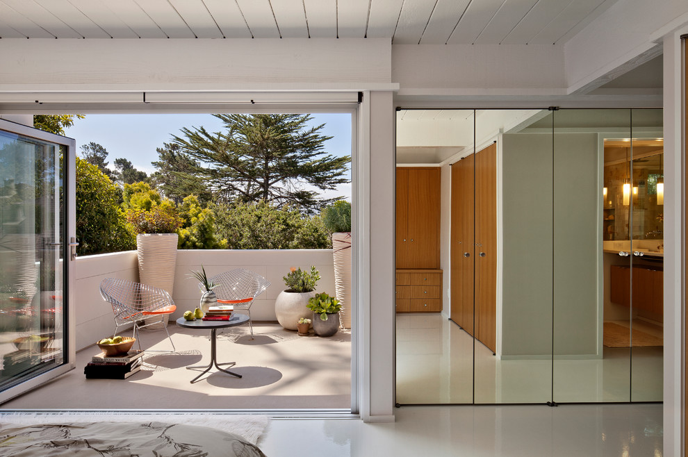 Design ideas for a midcentury balcony in San Francisco.