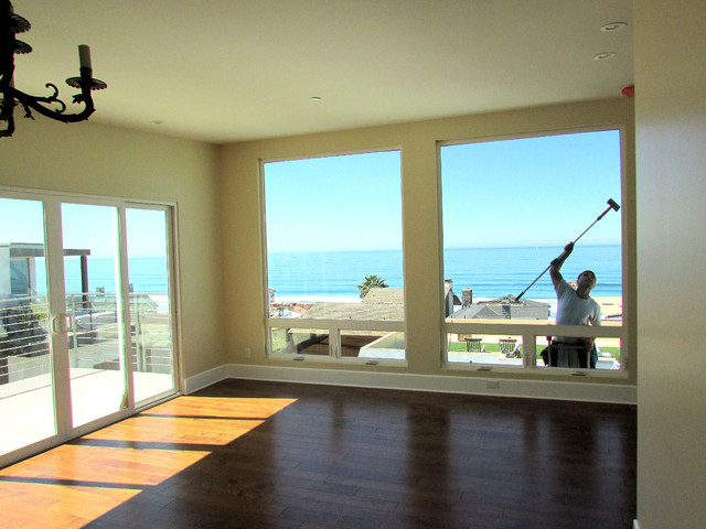 Going up in Manhattan Beach modern-wohnbereich