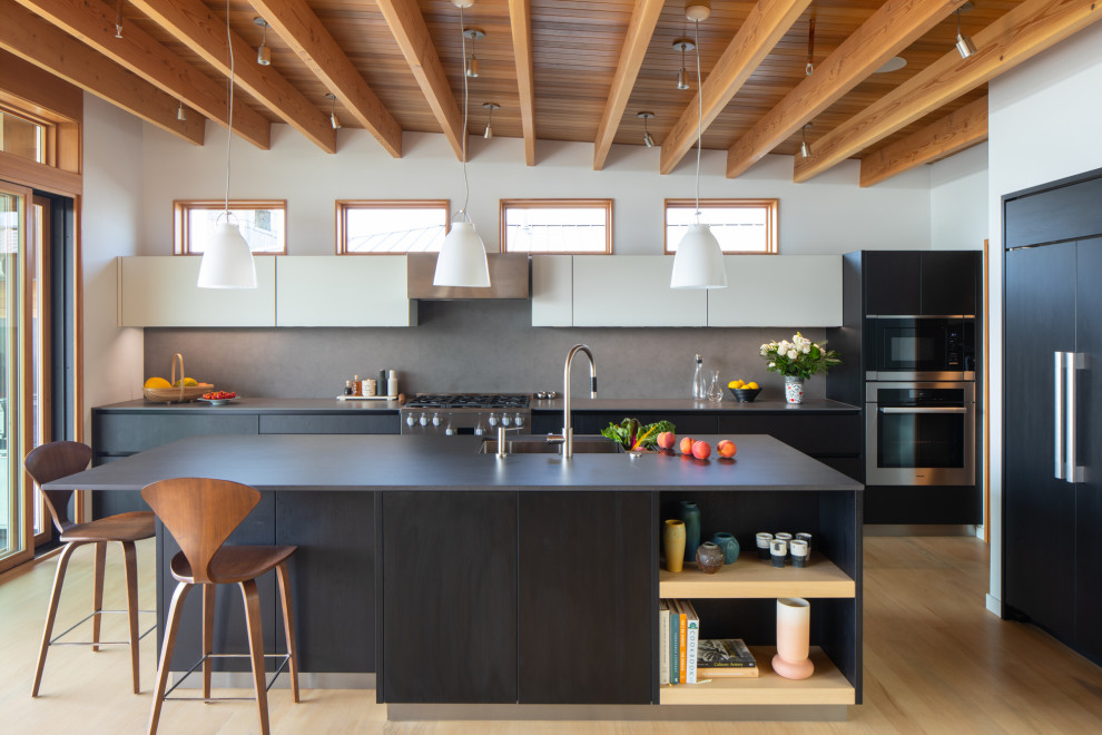 Foto på ett funkis grå kök, med släta luckor, bänkskiva i koppar, grått stänkskydd, integrerade vitvaror, en köksö, en dubbel diskho, vita skåp och ljust trägolv