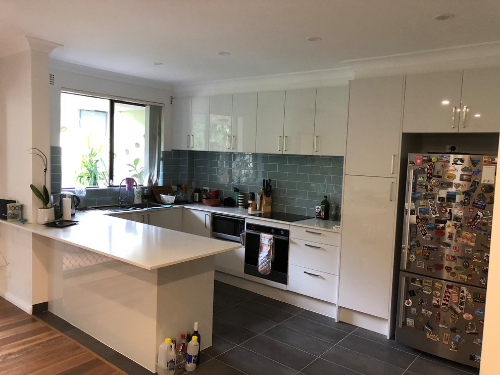 Photo of a mid-sized modern kitchen in Sydney.