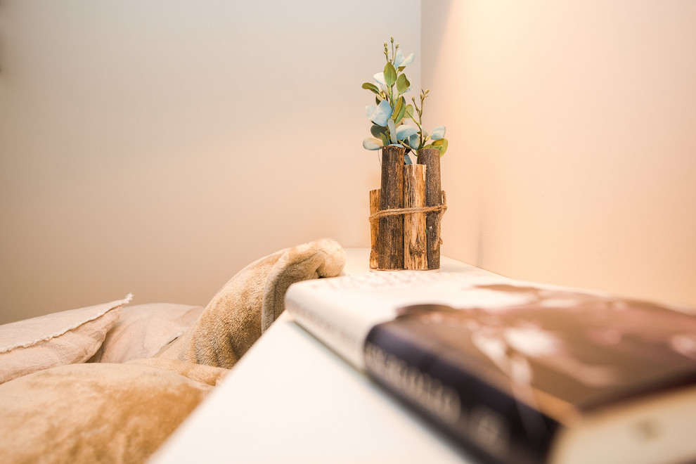 Small contemporary bedroom in Berlin with beige walls, vinyl flooring and brown floors.