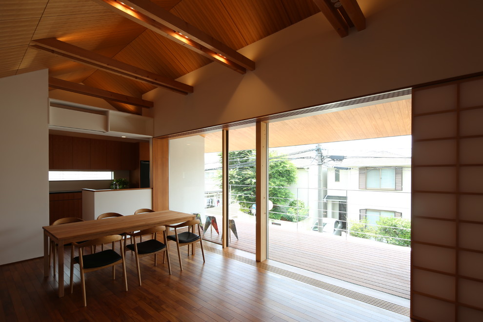 This is an example of a mid-sized asian side yard deck in Tokyo with a roof extension.