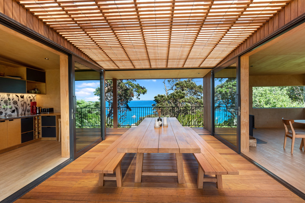 Immagine di una sala da pranzo tropicale di medie dimensioni con pavimento in legno massello medio
