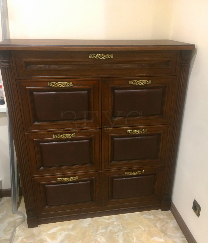 Комод из массива и натуральной кожи.