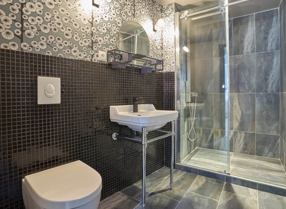 Esempio di una stanza da bagno minimal con WC sospeso e pareti nere