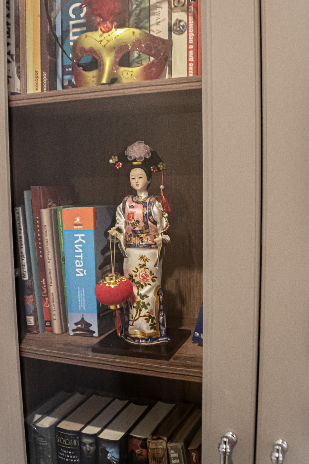 Квартира с антикварной мебелью для театрального критика