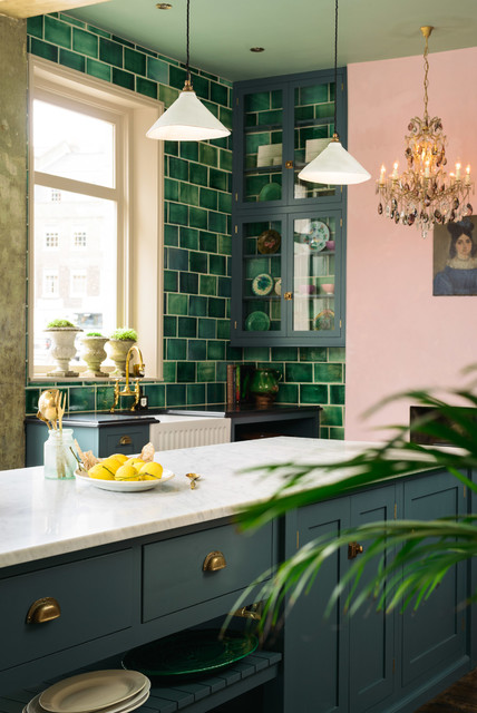 Example of an eclectic home design design in London