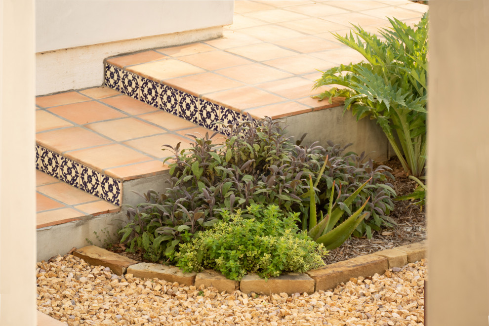 Cette photo montre un jardin latéral méditerranéen de taille moyenne avec une exposition ensoleillée et du gravier.