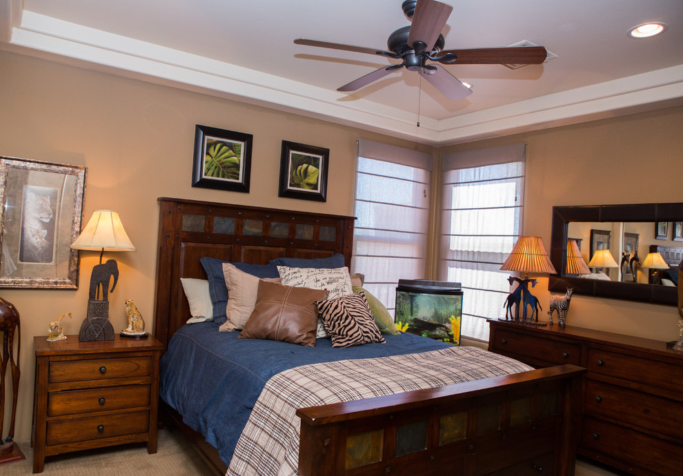 Example of a mid-sized transitional guest carpeted bedroom design in Phoenix with beige walls
