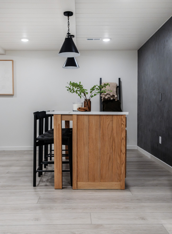 Esempio di una sala da pranzo aperta verso la cucina minimalista di medie dimensioni con pareti bianche, pavimento in vinile, nessun camino, pavimento grigio e soffitto a volta