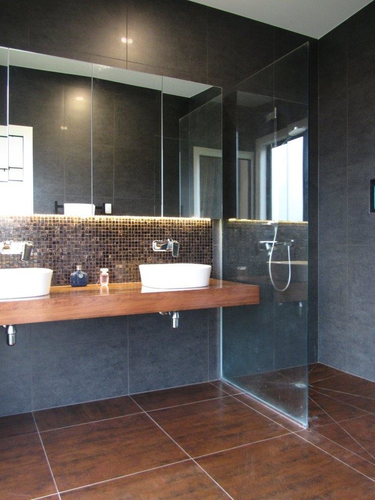 This is an example of a country bathroom in Auckland.