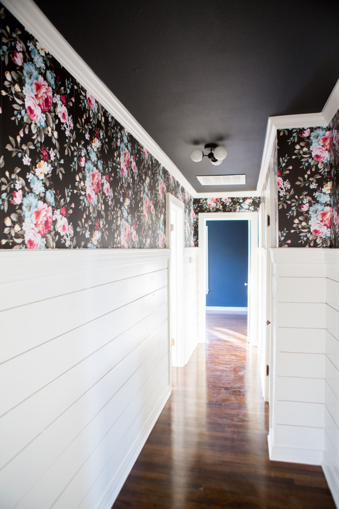 Mittelgroßer Landhausstil Flur mit weißer Wandfarbe, dunklem Holzboden, braunem Boden und Tapetenwänden in Dallas