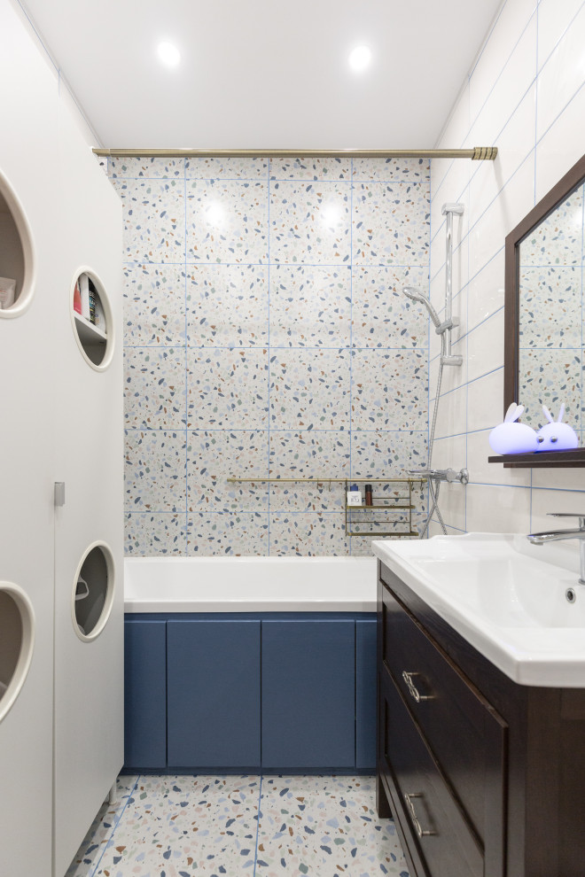 Свежая идея для дизайна: маленькая главная ванная комната в белых тонах с отделкой деревом в стиле фьюжн с полновстраиваемой ванной, раздельным унитазом, разноцветной плиткой, керамической плиткой, белыми стенами, полом из керамогранита, настольной раковиной, разноцветным полом, белой столешницей, гигиеническим душем, тумбой под одну раковину и напольной тумбой для на участке и в саду - отличное фото интерьера