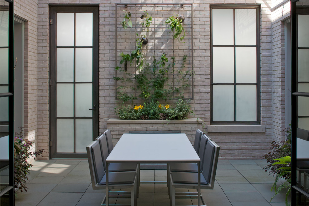 This is an example of a transitional courtyard patio in Chicago.