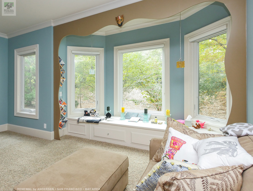 Inspiration för stora barnrum kombinerat med sovrum, med blå väggar, heltäckningsmatta och beiget golv