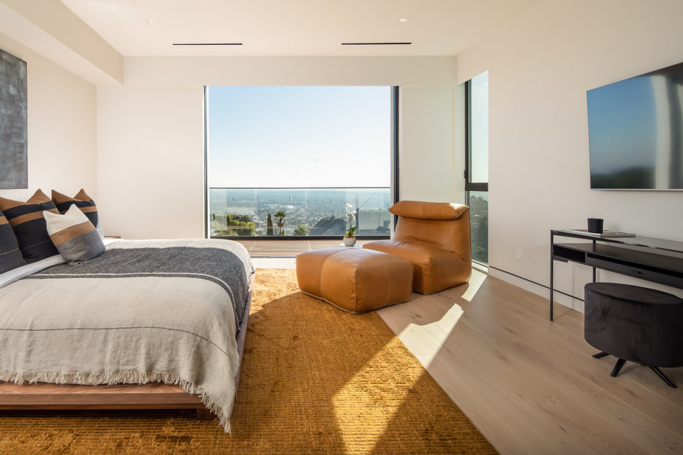 Inspiration for a contemporary guest bedroom in Los Angeles with beige walls, light hardwood floors and beige floor.