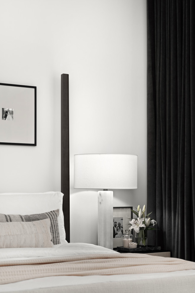 Aménagement d'une chambre parentale moderne de taille moyenne avec un mur blanc, parquet clair et un sol marron.