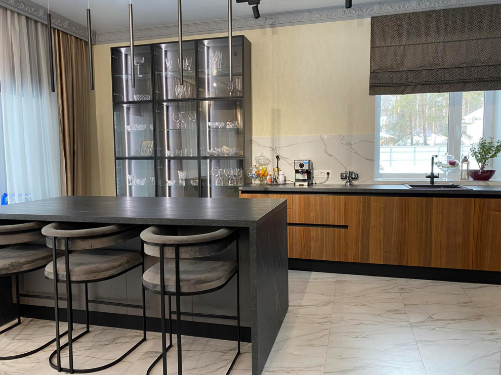 Кухня с фасадами TSS CLEAF и натуральным шпоном ореха