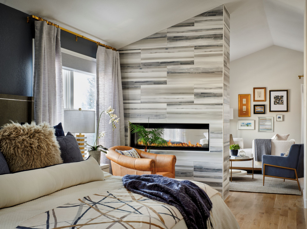 Aménagement d'une grande chambre parentale contemporaine avec un mur beige, parquet clair, une cheminée double-face, un manteau de cheminée en carrelage, un sol beige et un plafond voûté.