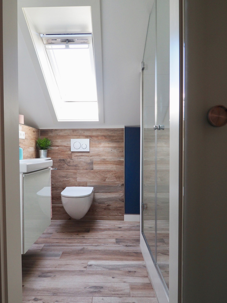 Inspiration for a small 3/4 bathroom in Stuttgart with white cabinets, a wall-mount toilet, wood-look tile, a wall-mount sink and a single vanity.