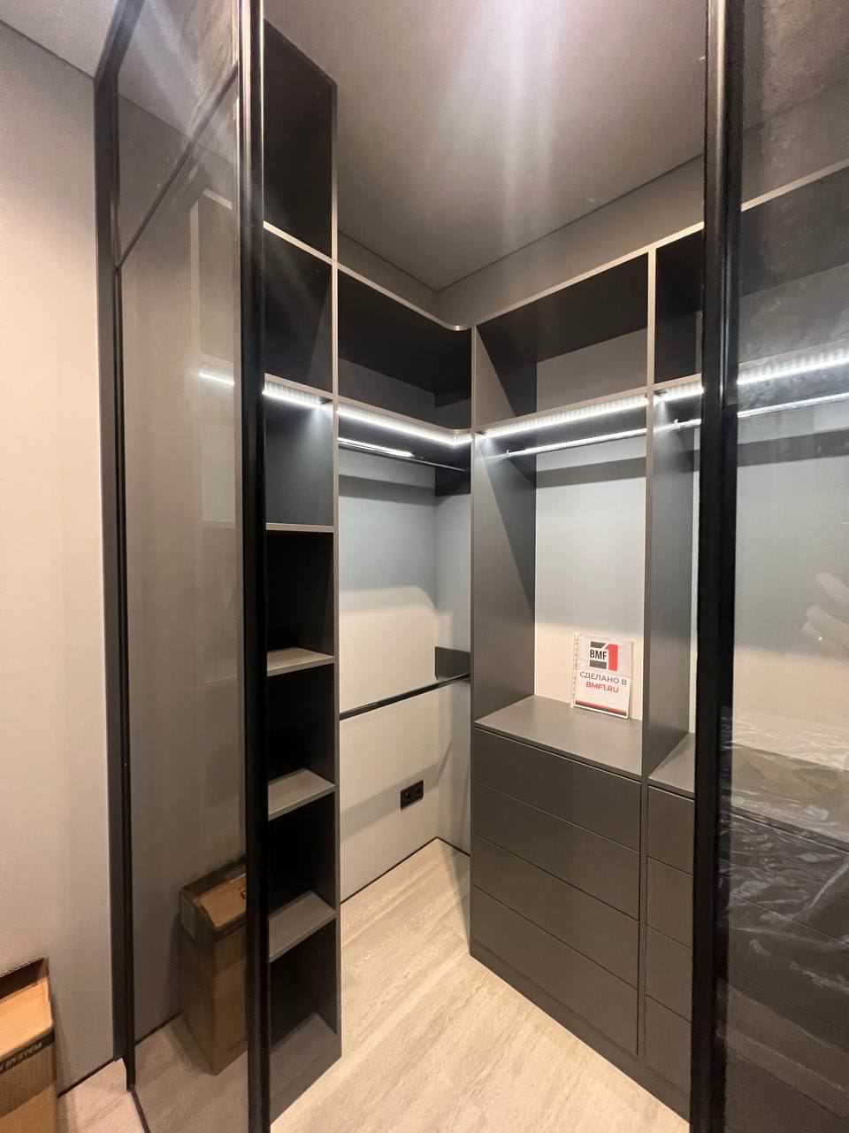 Гардеробная с дверьми купе