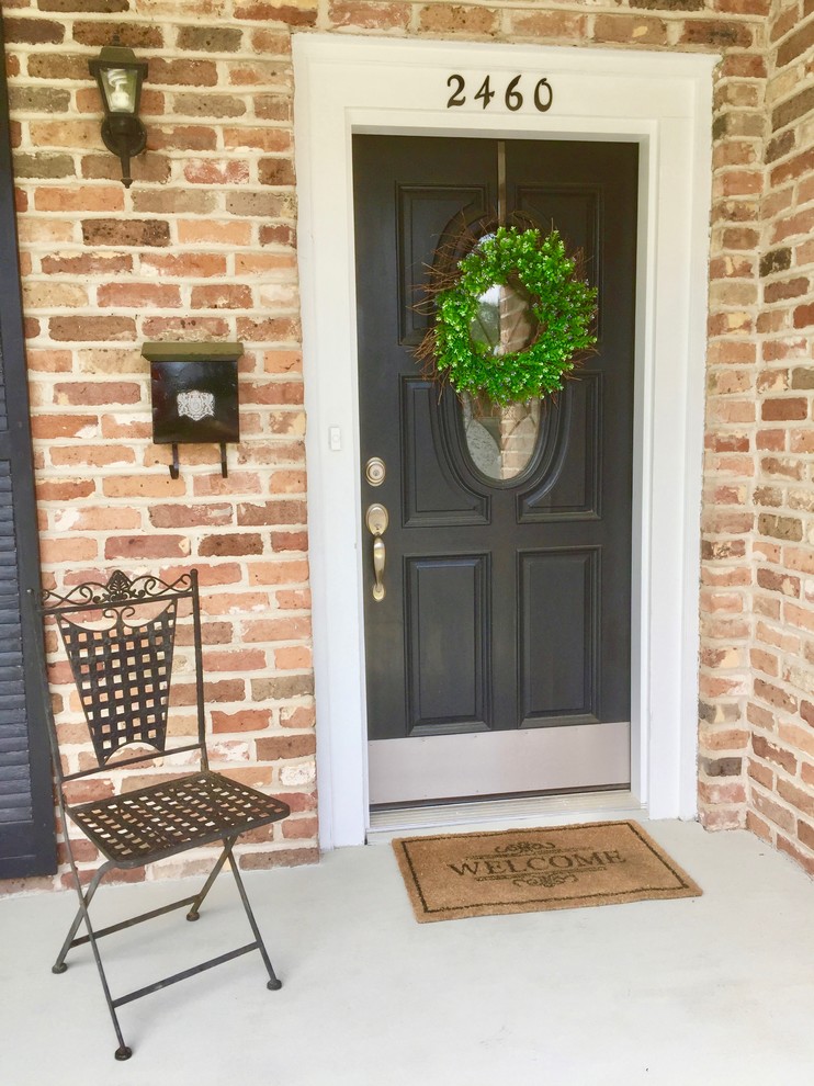 Mid-sized transitional home design photo