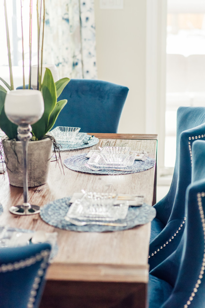 Example of a transitional home design design in Toronto
