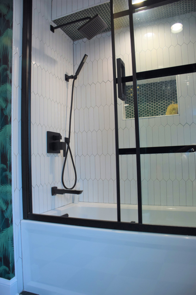 На фото: маленькая главная ванная комната со стиральной машиной в морском стиле с плоскими фасадами, фасадами цвета дерева среднего тона, ванной в нише, душем в нише, раздельным унитазом, белой плиткой, керамогранитной плиткой, зелеными стенами, полом из керамогранита, врезной раковиной, столешницей из искусственного кварца, черным полом, душем с раздвижными дверями, белой столешницей, тумбой под две раковины, встроенной тумбой и обоями на стенах для на участке и в саду