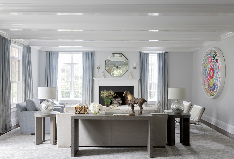 Идея дизайна: парадная гостиная комната в стиле неоклассика (современная классика) с серыми стенами, ковровым покрытием, стандартным камином, фасадом камина из штукатурки и кессонным потолком