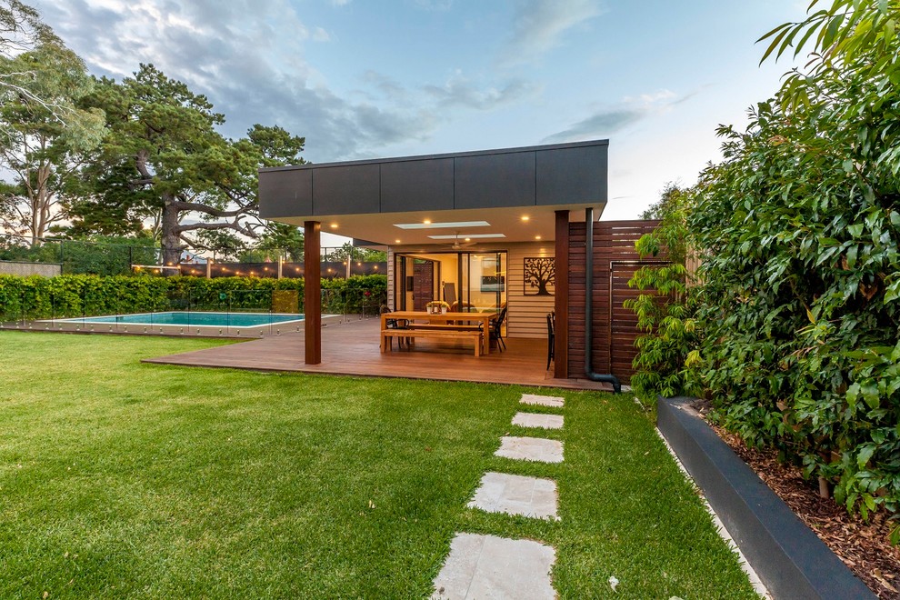 Large contemporary backyard deck in Melbourne.