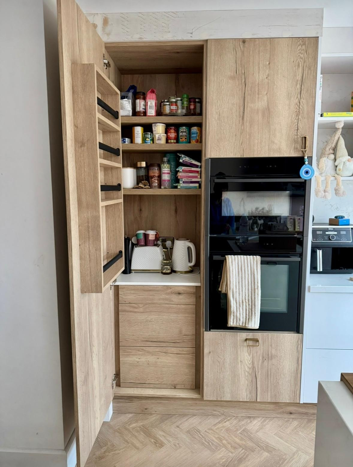 Bespoke Scandinavian Style Kitchen in Gloss Alpine & Halifax Oak