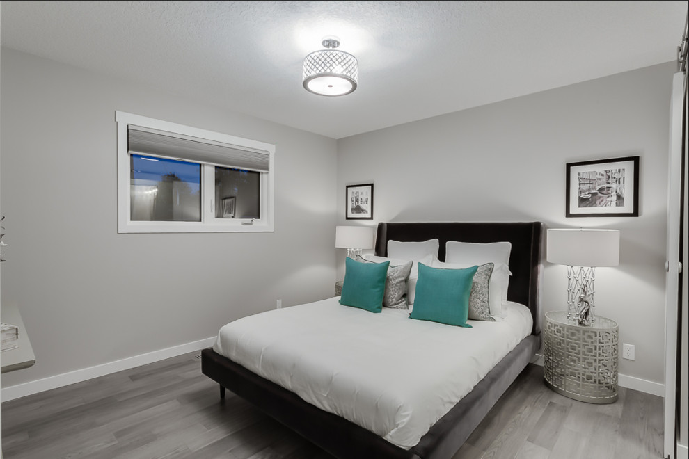 Bedroom - transitional bedroom idea in Calgary