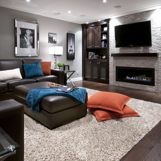 Example of a transitional home design design in Toronto