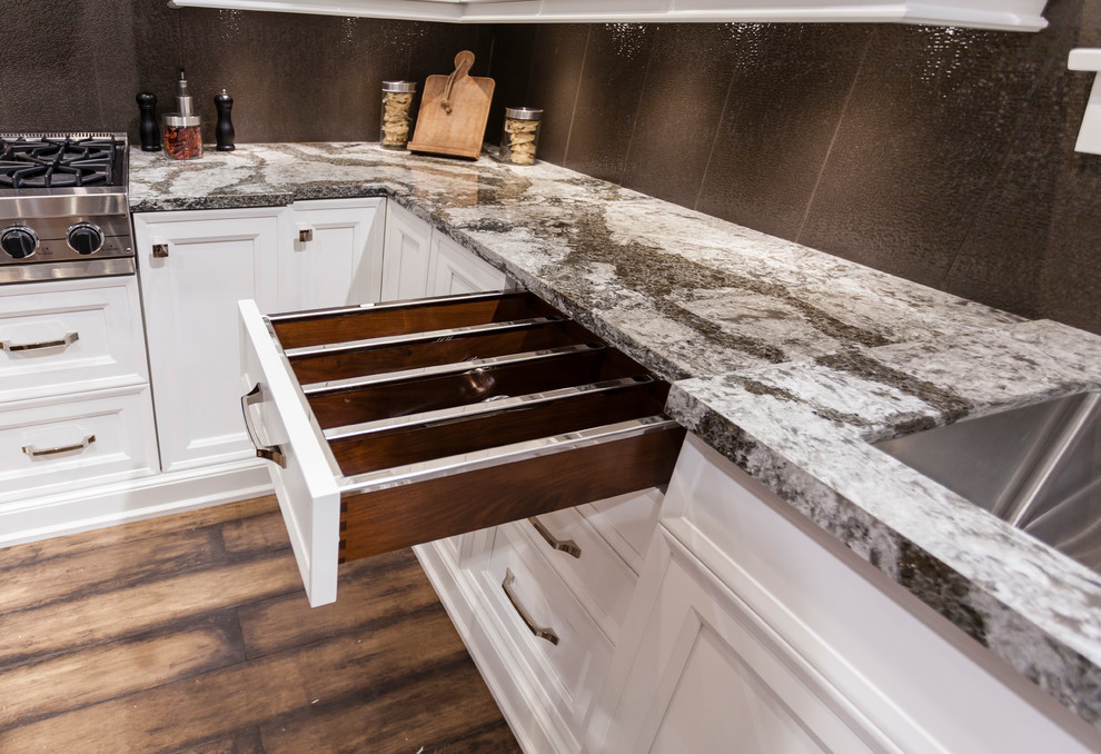 Transitional kitchen photo in Toronto