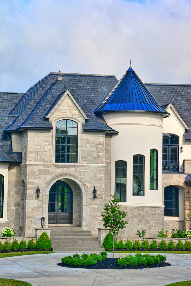 Geräumiges, Dreistöckiges Einfamilienhaus mit Mix-Fassade, beiger Fassadenfarbe, Misch-Dachdeckung und grauem Dach in Indianapolis