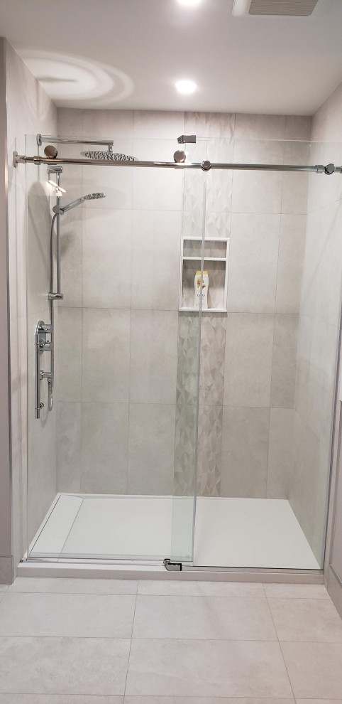 Example of a large transitional porcelain tile, white floor and single-sink alcove shower design with medium tone wood cabinets, a one-piece toilet, white walls, an integrated sink, quartzite countertops, white countertops, a niche and a floating vanity