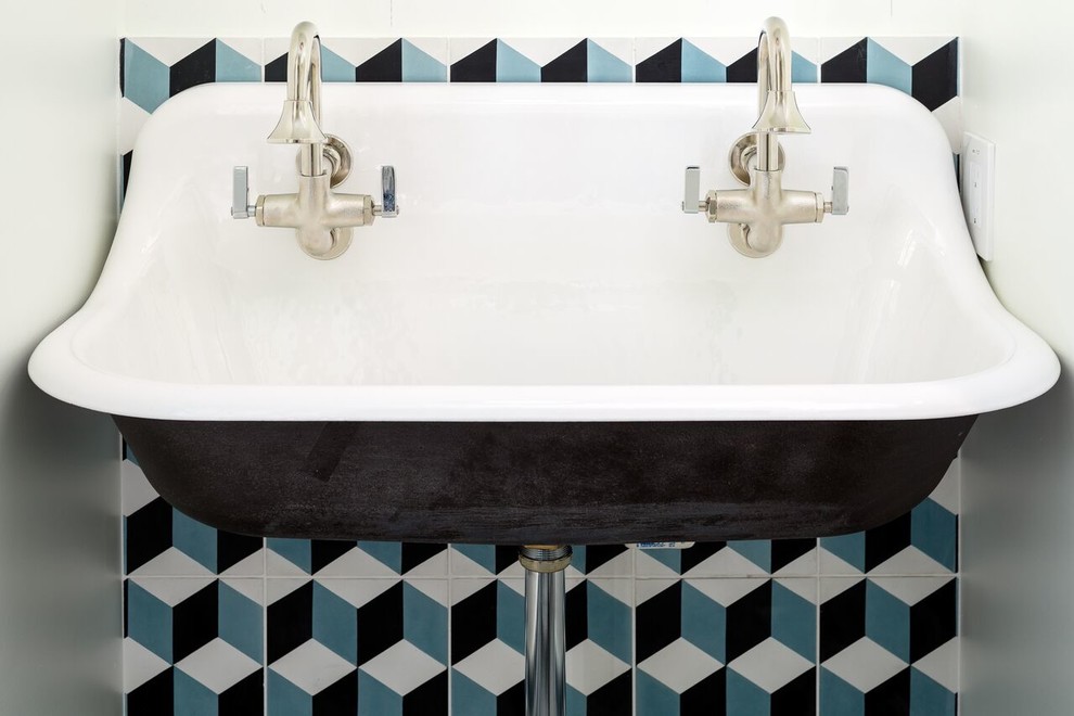 Design ideas for a mid-sized eclectic 3/4 bathroom in Dallas with a wall-mount sink.