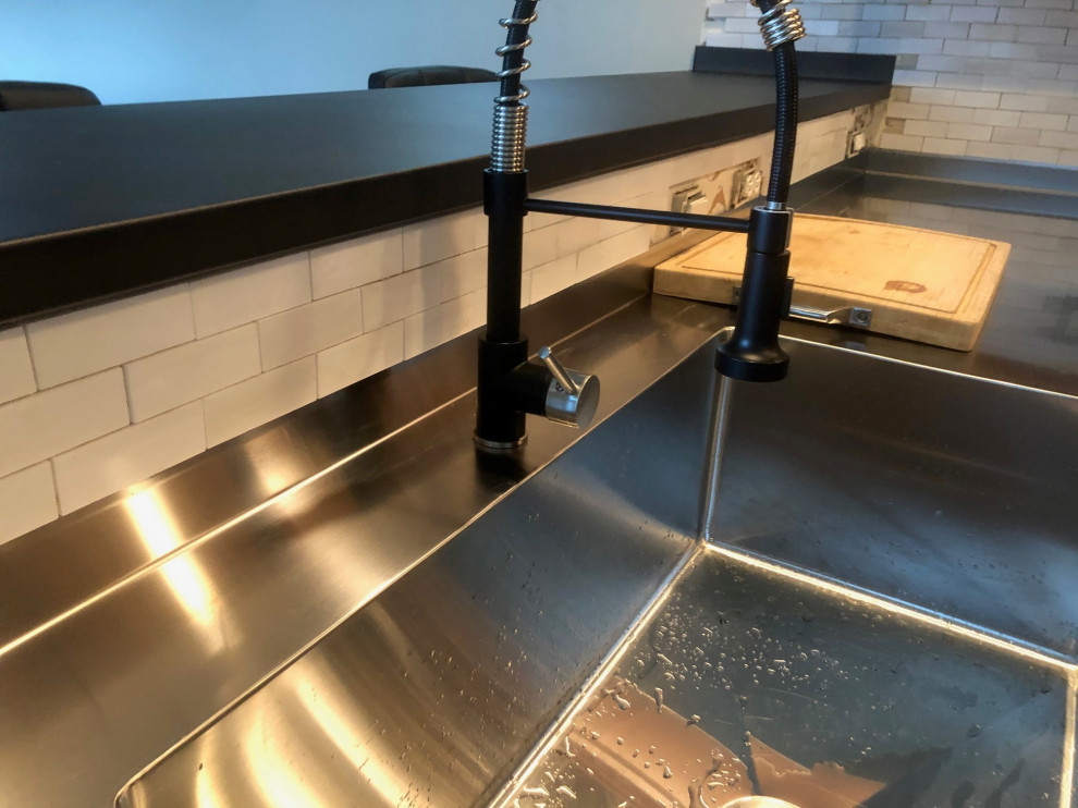 This is an example of a small modern l-shaped kitchen/diner in Portland with a belfast sink.