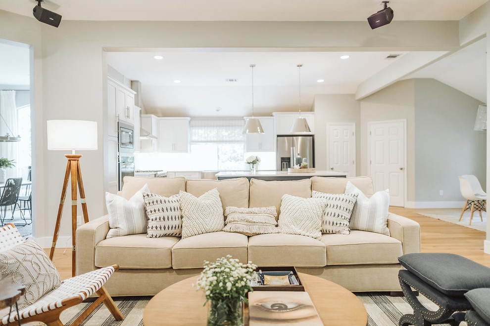 Transitional home design photo in Austin