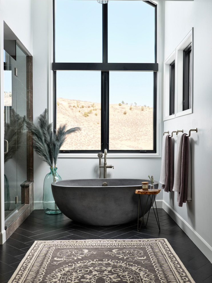 Идея дизайна: главная ванная комната среднего размера в стиле неоклассика (современная классика) с отдельно стоящей ванной, полом из керамогранита, черным полом и душем с распашными дверями