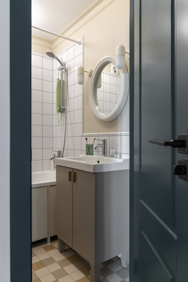 Ванная комната. Тумба перекрашена и дополнена латунными ручками и резными ножкам