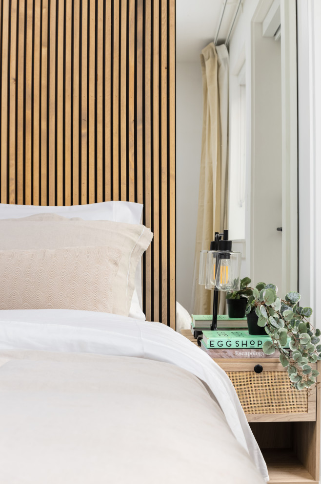Kleines Hauptschlafzimmer mit weißer Wandfarbe, Laminat, beigem Boden und Kassettendecke in Vancouver