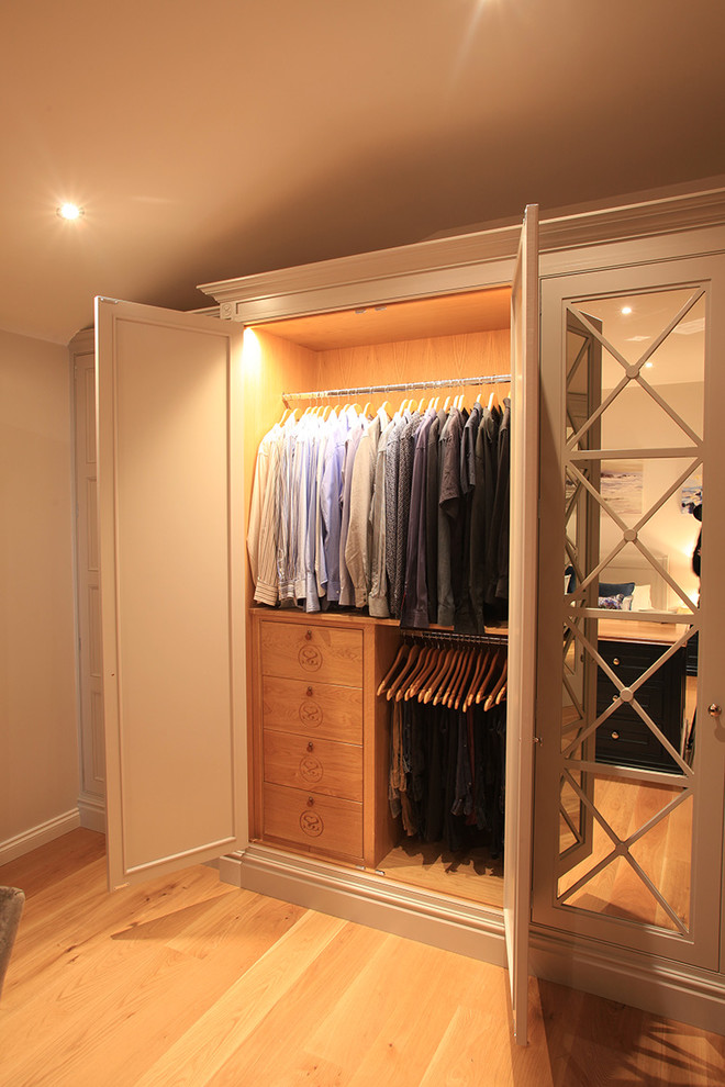 Photo of a traditional storage and wardrobe in Edinburgh.