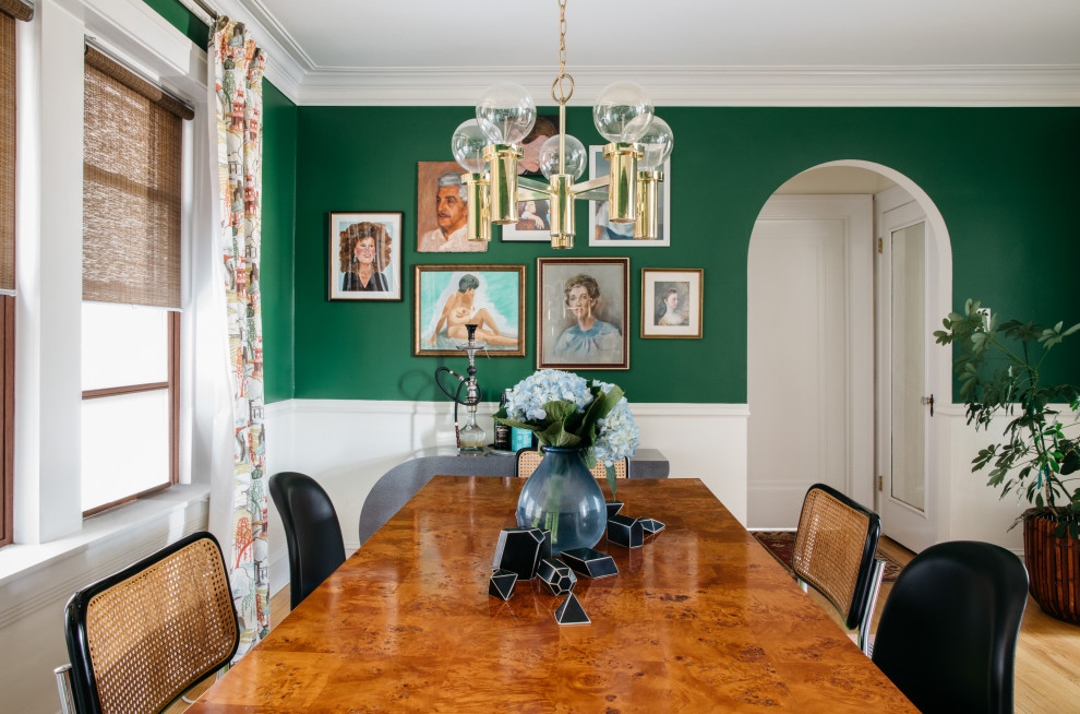 Foto di una piccola sala da pranzo boho chic con pareti verdi, parquet chiaro, pavimento beige e boiserie