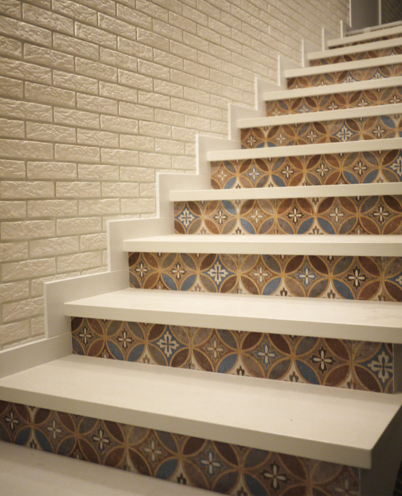 Modelo de escalera curva escandinava grande con escalones de madera y contrahuellas con baldosas y/o azulejos